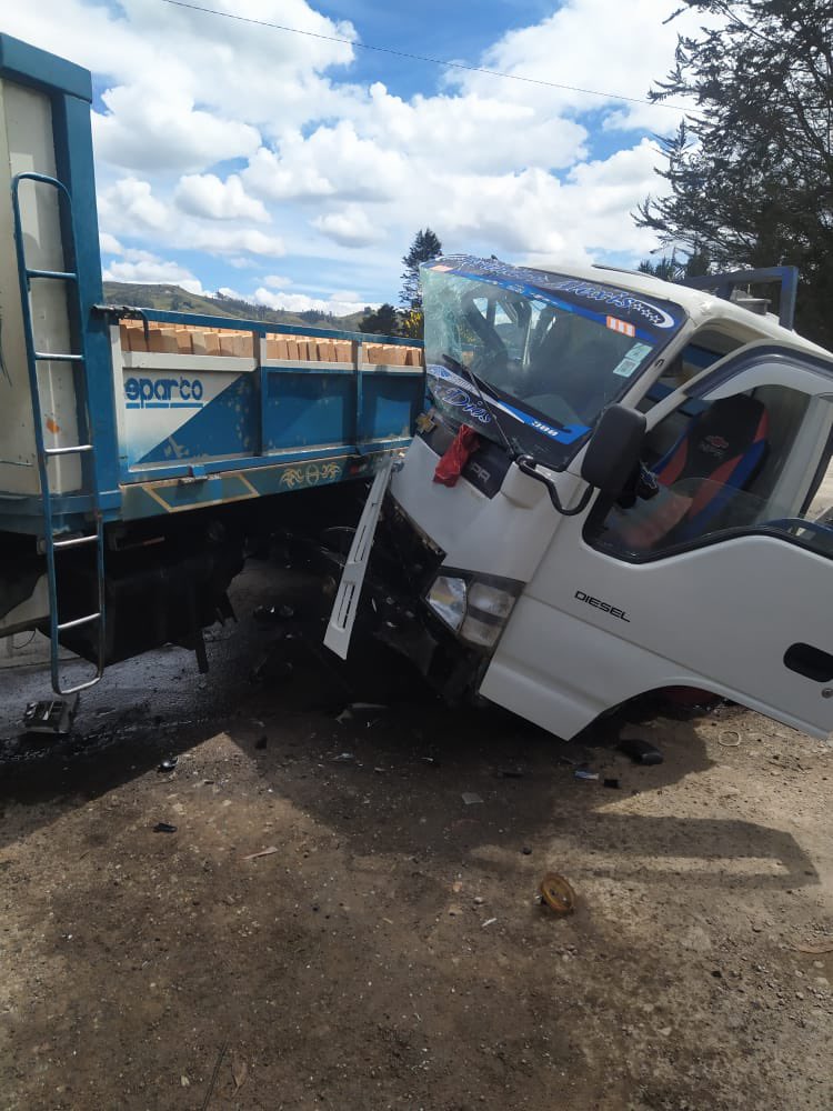 RAMIROLOJANOL's tweet photo. #Atención 
Se registra accidente de tránsito en la via #Girón #Pasaja km 13.
Circular con precaución.
📸 Bomberos Cuenca https://t.co/mB9OTYI0Gg
