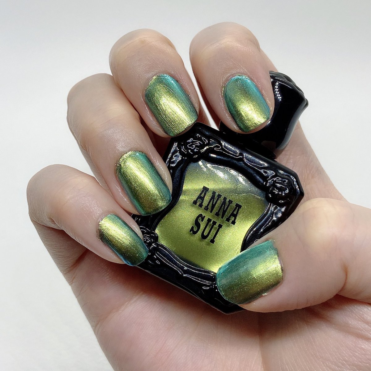 さやや 10wa على تويتر Anna Sui 902 玉虫色 アナスイは塗りやすい液質がいい剥げにくいから私の中でosajiを越える安定感がある 4枚目は上からうすーく701重ねたらゴールドとグリーンの偏光になる ディオールの限定買わなかったのこれ持ってるからでした 動画は