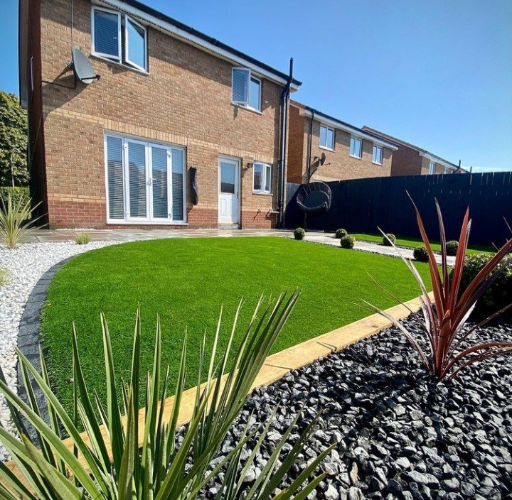 TalaseyLtd's tweet photo. This weeks #TalaseyTransformation was installed by Dundee Landscape and is an incredible achievement! 😱

They used Natural Paving Classicstone in Promenade and our Luxigraze Artificial Grass to restore this space completely, giving the new garden bar the entrance it deserves 🍻 https://t.co/KPibEWJtPs