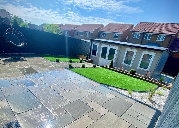 TalaseyLtd's tweet photo. This weeks #TalaseyTransformation was installed by Dundee Landscape and is an incredible achievement! 😱

They used Natural Paving Classicstone in Promenade and our Luxigraze Artificial Grass to restore this space completely, giving the new garden bar the entrance it deserves 🍻 https://t.co/KPibEWJtPs