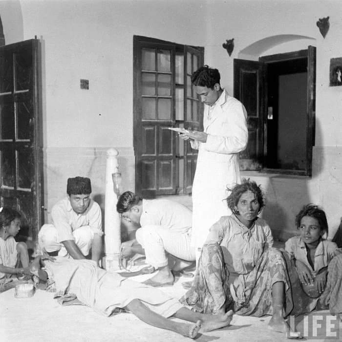 MinnaRimsha's tweet photo. Refugees are being given medical treatment during migration in 1947 moving to their new homeland. The sacrifices our ancestors made should never be forgotten. 
74 years since our homeland our country our identity came into being ! 💚 
#PakistanZindabad 
#PakistanIndependenceDay https://t.co/upgnIOcts2