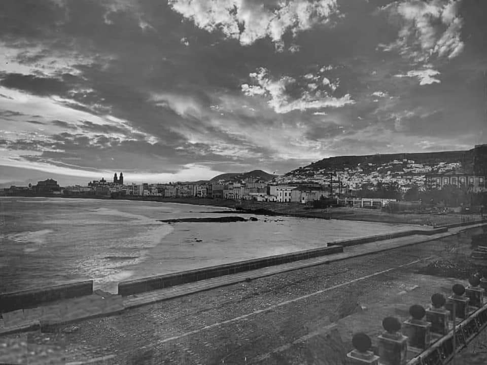 DefensaPaisaje's tweet photo. "Teniamos playa en Vegueta-Triana, luego la enterraron x hacer la Avda. Maritima y ahora la van a enterrar mas con la metroguagua. En esas sucesivas capas de ganar terreno al mar, es tan complicado plantear una capa mas de disfrute maritimo del litoral con zonas de baños?"
M GLEZ https://t.co/T8xj7joNou