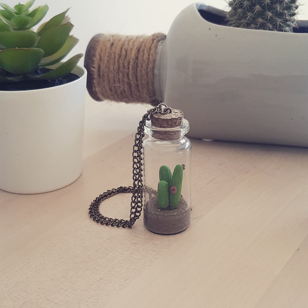 KhaleesDen's tweet photo. World in a Bottle: Marcus the Cactus
The only plant that live in my house... 🌵
Made with polymer clay and sand (of course).
#handmade #faitmain #polymerclay #patepolymere #miniature #craft #etsy #art #cactus #madeinfrance #sautoir #smallbusiness https://t.co/MPglpPHhMT