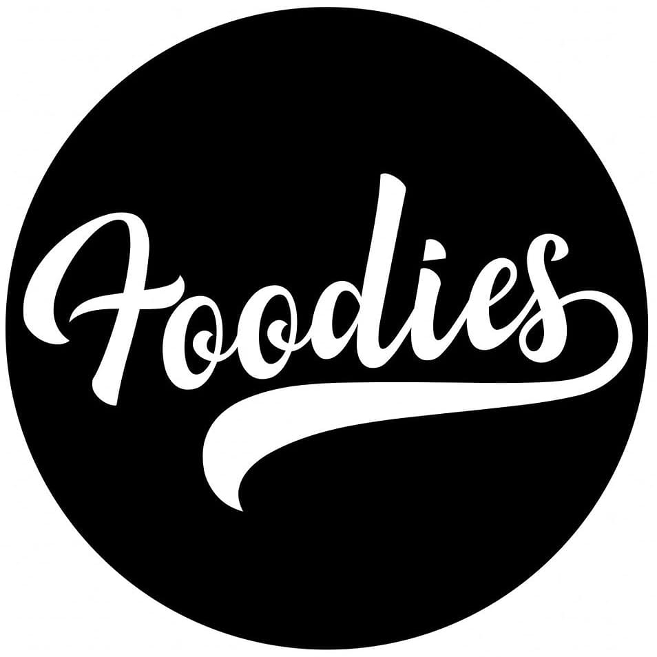 Quidely's tweet photo. Il paraît que les poulets de chez @Foodies_237  meurent en souriant 👀

Ces poulets sont heureux de savoir qu'ils vont finir comme ça 🙂

Découvre ces poulets ici https://t.co/5sm0jitixy https://t.co/6AF6vnZStJ