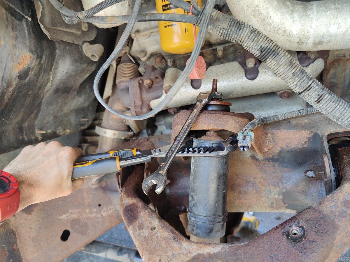 SarahBurgess97's tweet photo. What are weekends for?......
Getting my hands dirty with @gearwrench - we're upgrading the front end of a Chevy Silverado with @RareParts
.
#GEARWRENCH #FORGEAHEAD #weekend #workwithmyhands #bustedknuckles https://t.co/3Pba3xzbKw