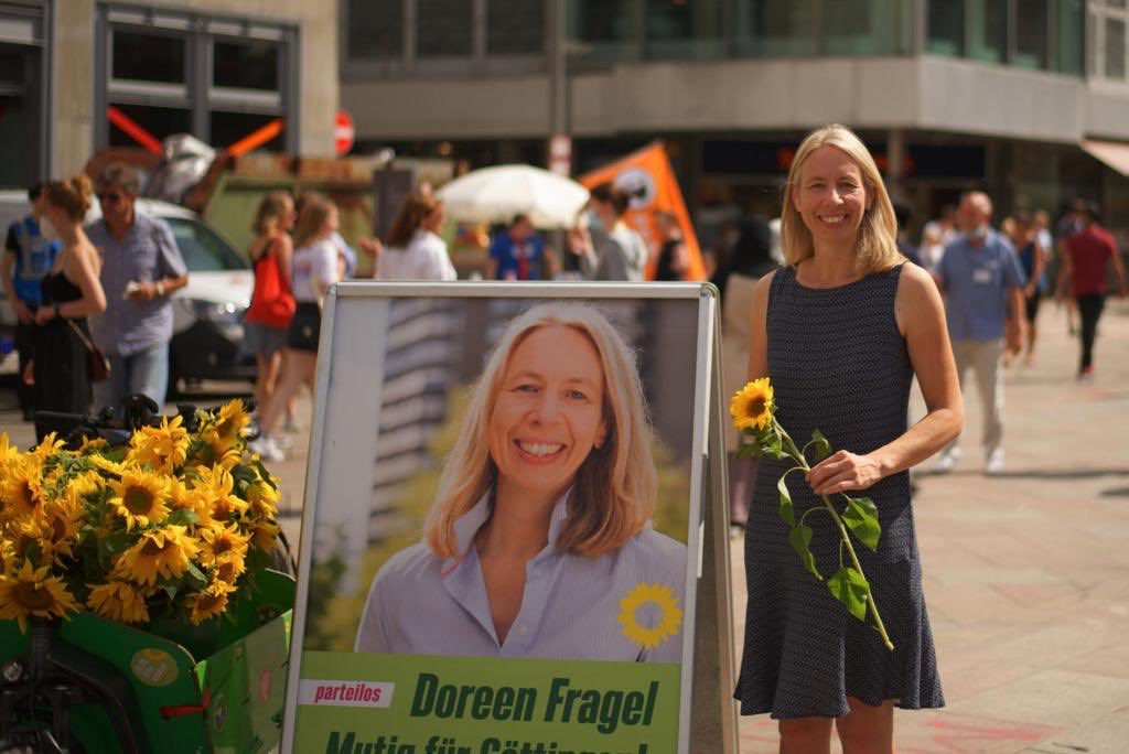 dc_ulrich's tweet photo. 500 Sonnenblumen. 500 Strahlende Gesichter. So geht Grüner Wahlkampf in Göttingen. Mit starken Reden von ⁦@JTrittin⁩ ⁦@kollenrott⁩ und Doreen #Fragel. #allesistdrin #btw2021 https://t.co/KGzs17li3Q
