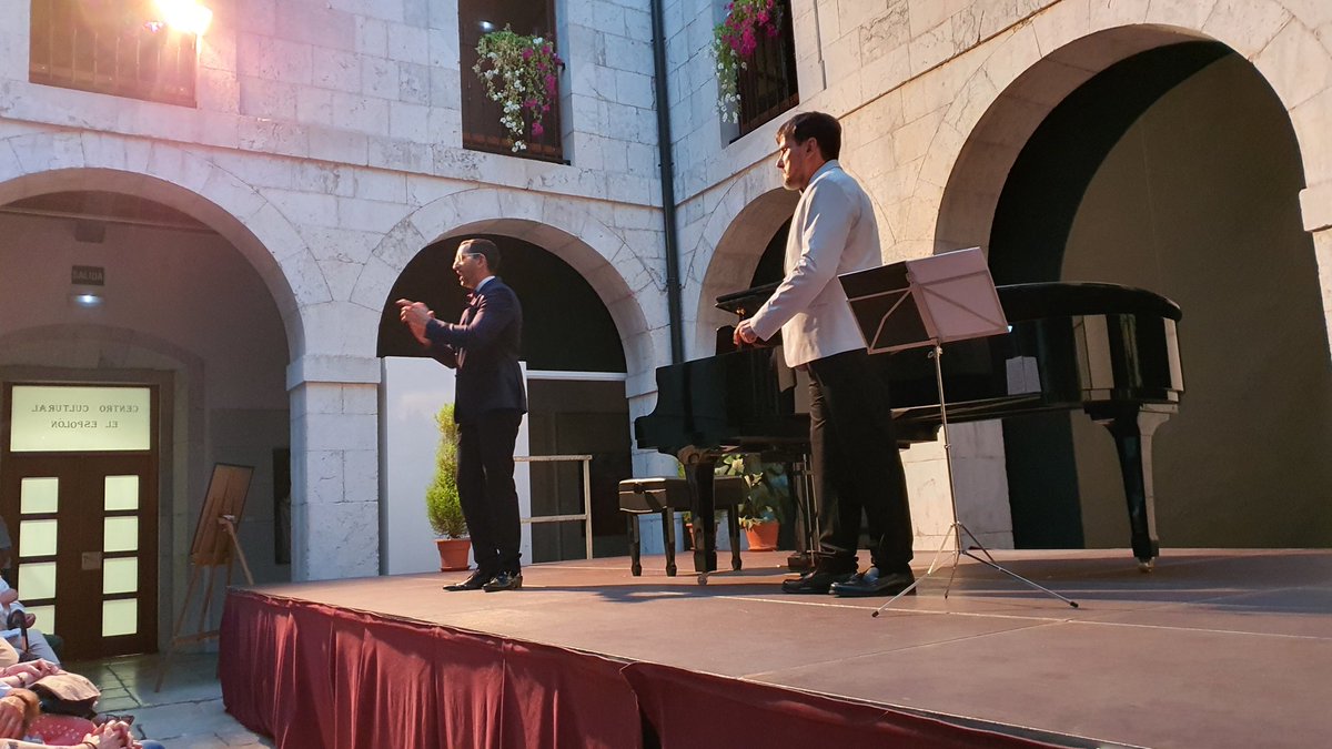 paGonzalez's tweet photo. En los #CaprichosMusicales de #Comillas de hoy, el pianista Andrés Manuel Martínez Echevarría y el tenor Hoauri Raúl López han interpretado el Concierto Lírico "Aires Indianos".
https://t.co/6zdcYbx2GS https://t.co/ol519RA1fF