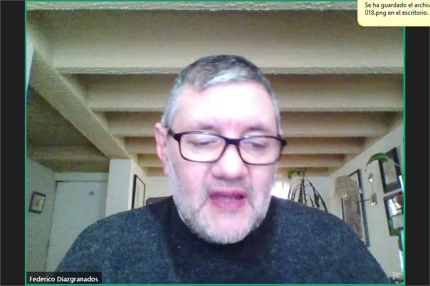 Federico Diaz-Granados habla durante su exposición. Viste un pulóver de color oscuro y tiene los lentes puestos.