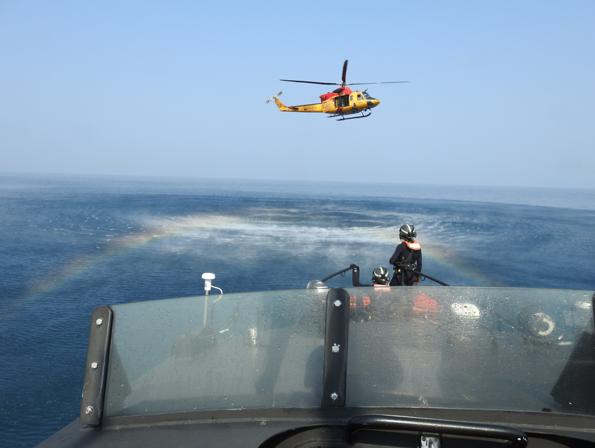 GardeCotiereCAN's tweet photo. Nous nous entraînons fréquemment avec nos partenaires de #RechercheEtSauvetage du 424e Escadron de @ARC_RCAF. Récemment, l'équipe de Goderich et le #ESC424 ont particpé à un exercice conjoint sur le lac Huron. #LunionFaitLaForce @OperationsArc @JRCCTrentCCCOS https://t.co/gXieZymCRL