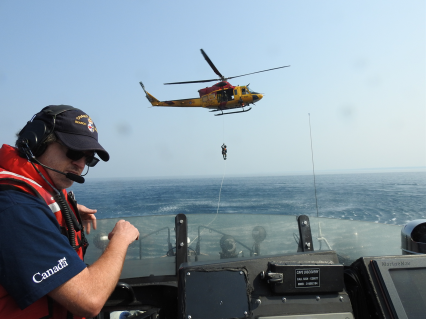 GardeCotiereCAN's tweet photo. Nous nous entraînons fréquemment avec nos partenaires de #RechercheEtSauvetage du 424e Escadron de @ARC_RCAF. Récemment, l'équipe de Goderich et le #ESC424 ont particpé à un exercice conjoint sur le lac Huron. #LunionFaitLaForce @OperationsArc @JRCCTrentCCCOS https://t.co/gXieZymCRL