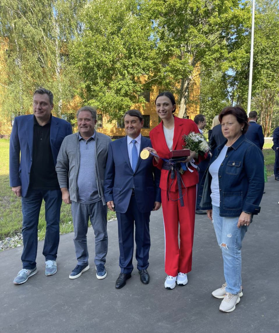 nenashevmp's tweet photo. Во время пребывания в Пересвете,спортивном комплексе Московской области,принял участие в чествовании олимпийских чемпионов,призёров,��х тренеров,проживающих в регионе.Победителей Олимпиады в Токио поздравили:Помощник Президента России И.Левитин,Губернатор области А.Воробьёв https://t.co/Ly8ioK4GWH