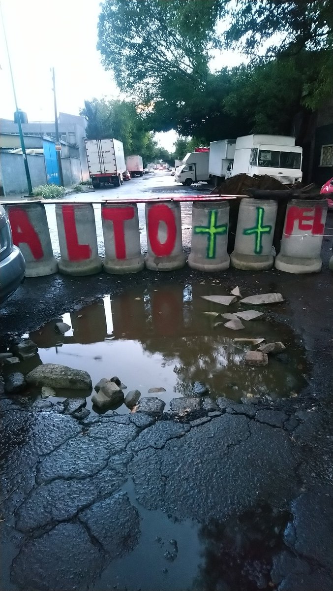 sergio_arcivar's tweet photo. @IztacalcoAl Pesima administración donde no existe la obra pública, en total avandono, la foto es de la calle de vainilla en la Granjas México, Iztacalco llena de lagunas y ustedes como autoridades no existen https://t.co/85PjfRD3UH