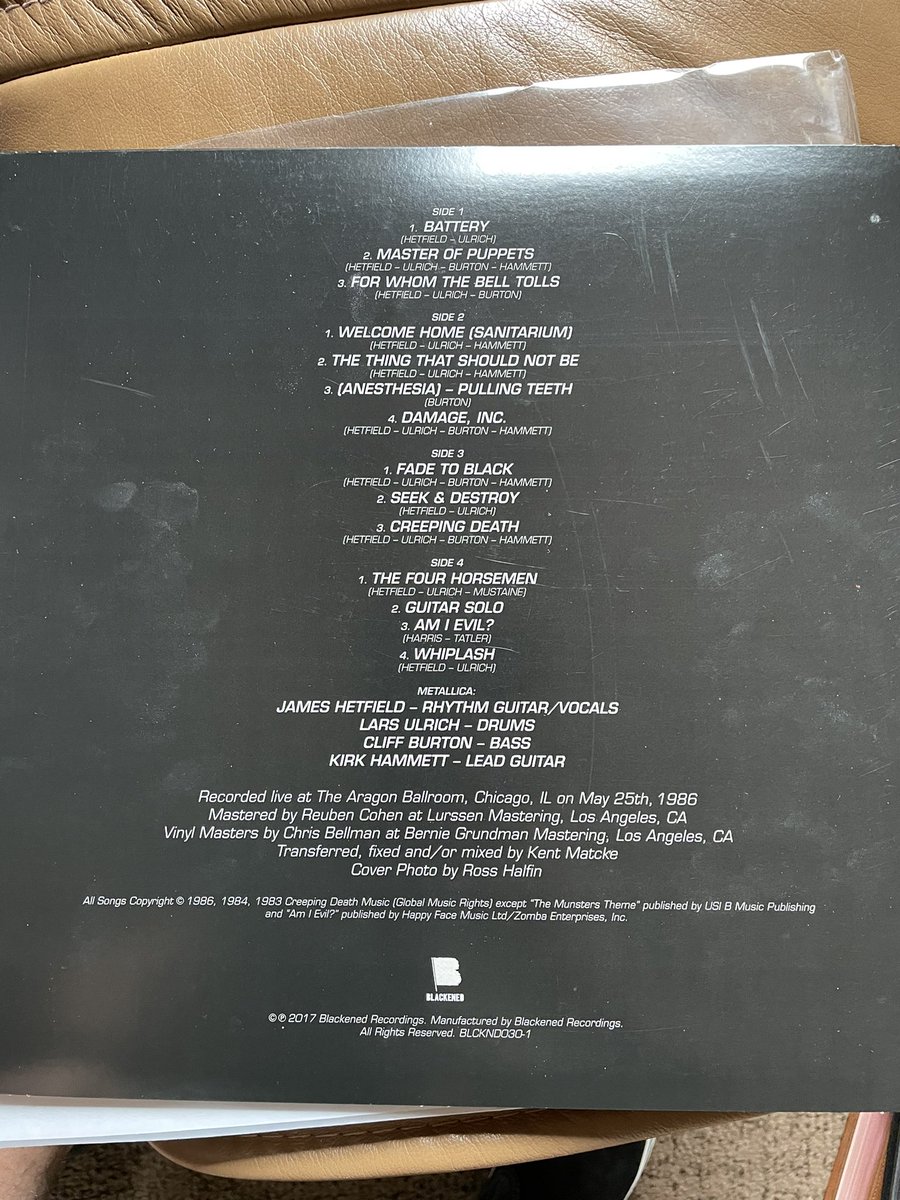 clanceman65's tweet image. As I wait for #Metallica #BlackAlbum #SuperDeluxeBoxSet 

Now Playing: @Metallica #LiveAtTheAragonBallroom Chicago, IL 5.25.86 from #MasterOfPuppets Super Deluxe Box 

#SaturdaySounds 🎶 #vinylrecords