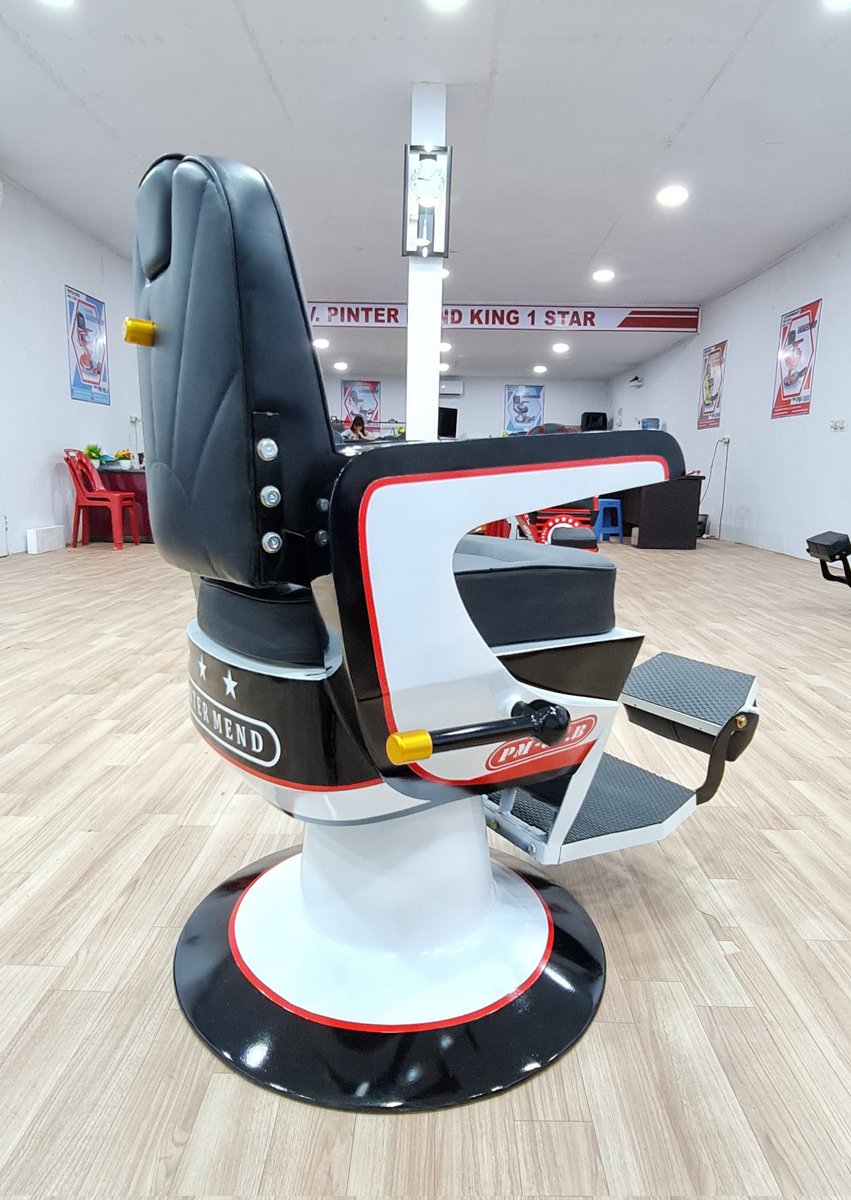 PinterMend's tweet image. Foto-foto kursi pangkas rambut,kursi cukur/kursi barbershop pinter mend King 1 star.
Hubungi owner wa: 0853.70.100.100