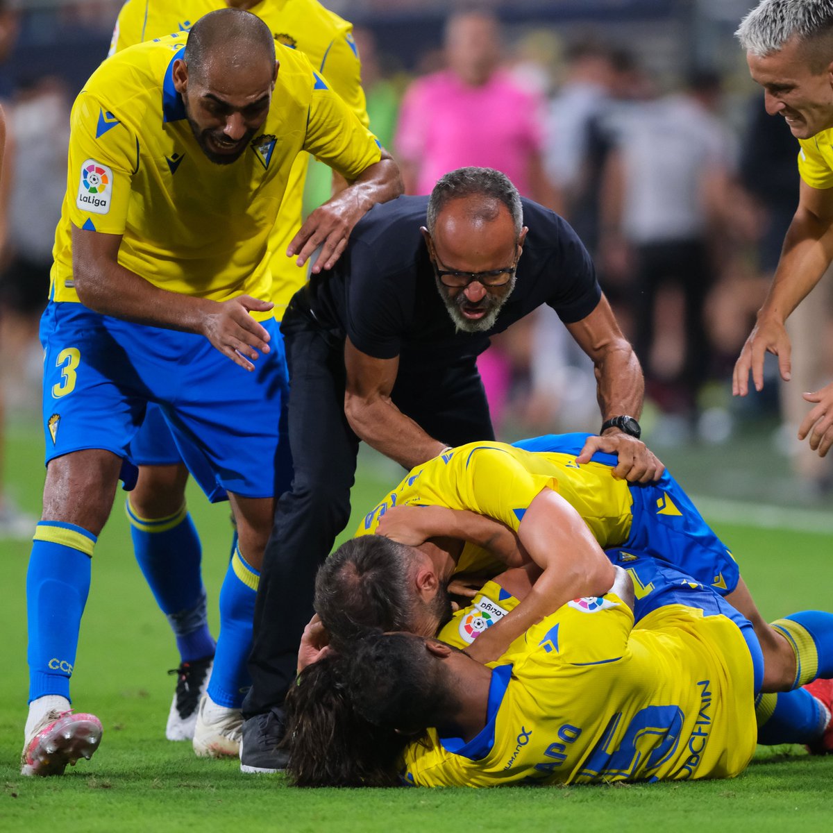 💥💛🔝 ¡La lucha no se negocia, <a href="/Cadiz_CF/">Cádiz Club de Fútbol</a>!  

#CádizLevante 
#PLAYLaLigaSantander