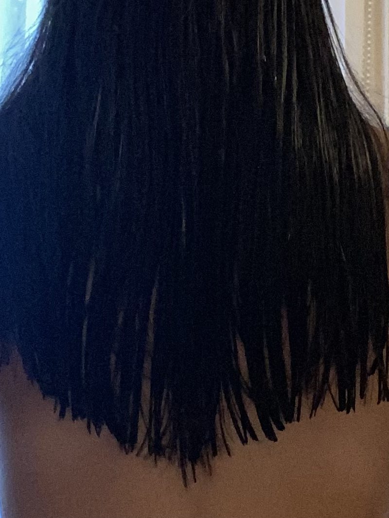 Me desperté de mal humor y me pareció buena idea cortarme el pelo sola. Lo quería recto. Me quedo así. Su sábado bien?