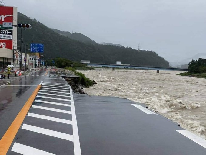 通行止め】飛騨川 国道41号 下呂市萩原町花池交差点 バロー 萩原店前の道路が飛騨川に削られ崩れ落ちた : まとめダネ!