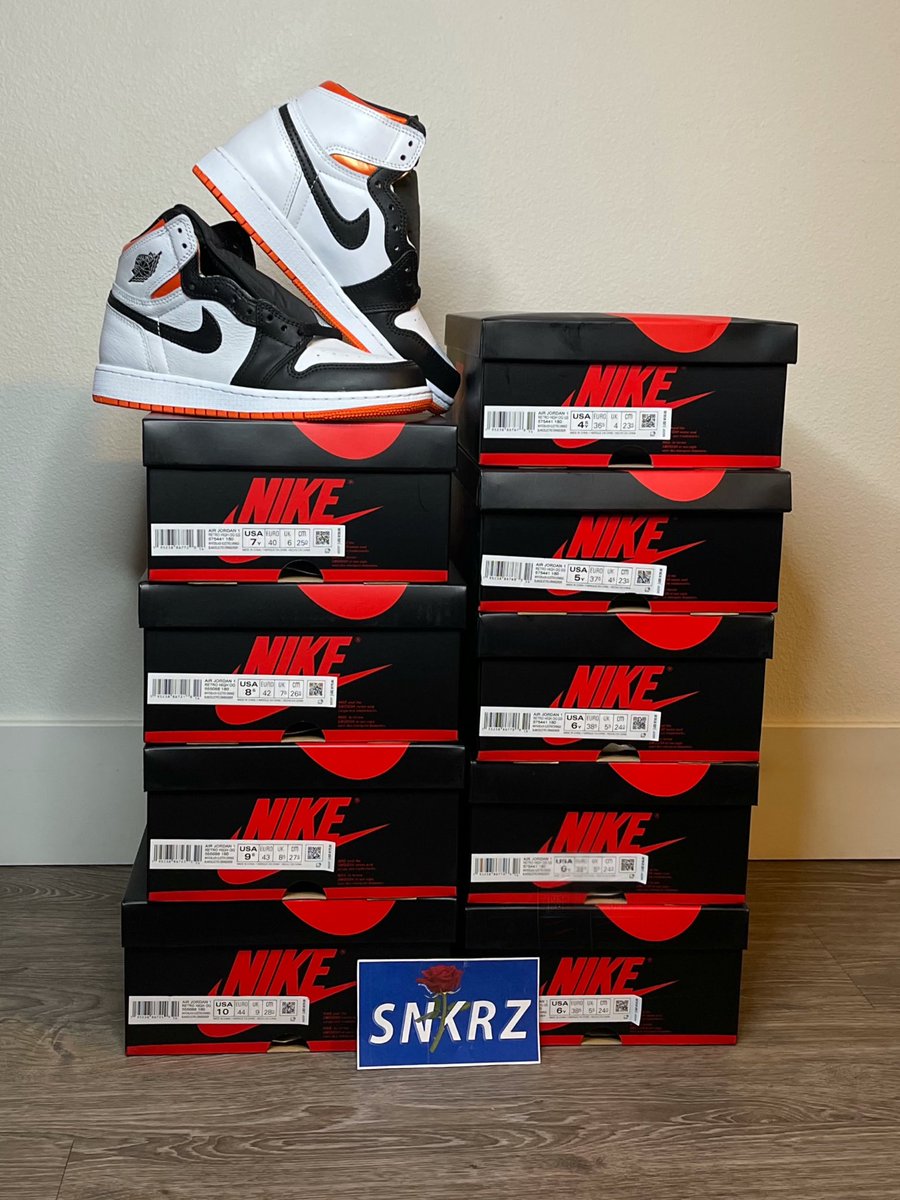 RoseSnkrz's tweet photo. DM to claim your pair ! Few sizes left  
#Jordan #ElectroOrange https://t.co/fQI0ntgZN2