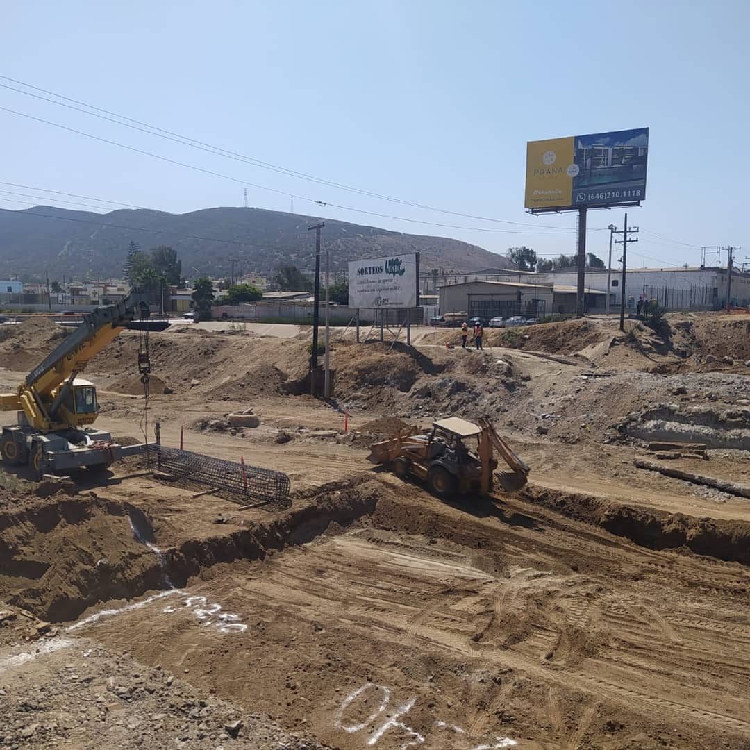 De manera coordinada el Gobierno del Estado a través de la #SIDURTBC y el Ayuntamiento de #Ensenada llevarán a cabo supervisión constante de la modernización del puente "El Gallo" siendo la fase de demolición del viejo puente la que presenta mayor avance

#SigueLaTransformación