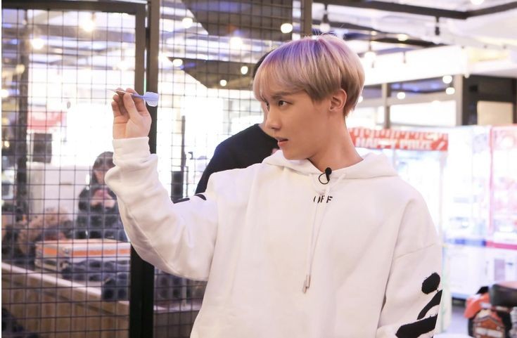 HOPEPlCS's tweet photo. one more happy and excited day with jung hoseok https://t.co/LD9oOLdGbZ