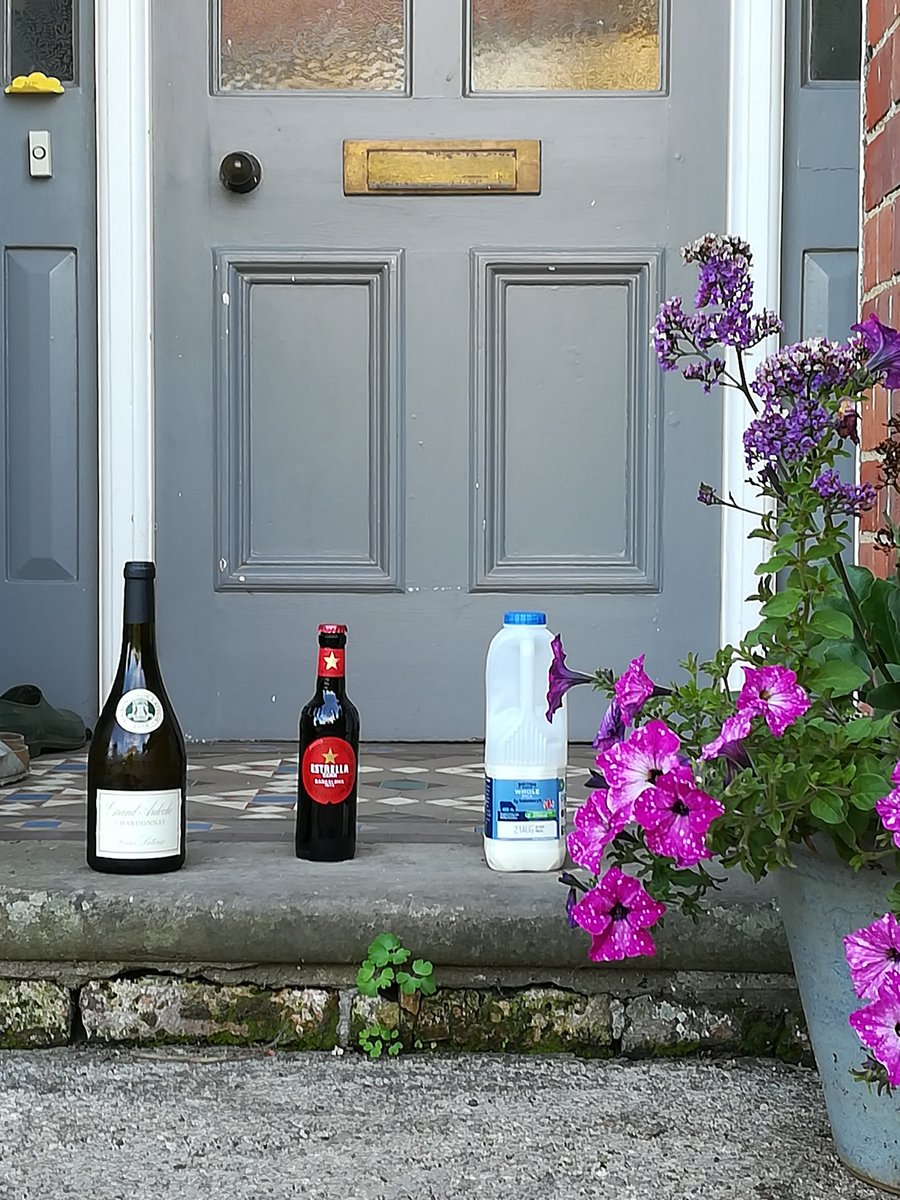 UrbanHum's tweet image. Hi arrived at my friend's house as a good guest. Sadly nobody's at home.