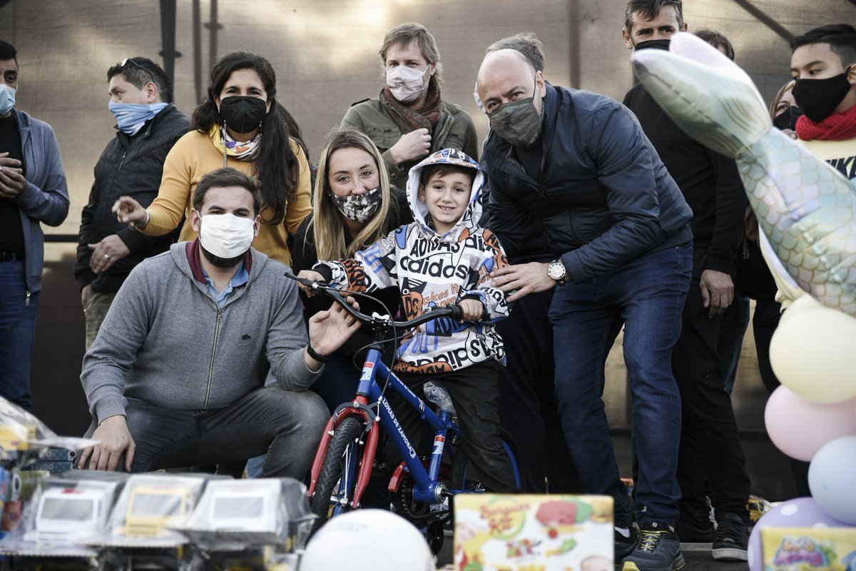 acsantarelli's tweet photo. Todos los años durante el mes de la niñez nos acercamos desde el @MunicipioLdeZ a cada uno de los barrios a festejarlo con las familias. Hoy estuvimos en Parque Barón y sorteamos cientos de juguetes, pelotas y bicicletas entre todos los chicos y chicas que se acercaron. https://t.co/OmkRZplVdQ