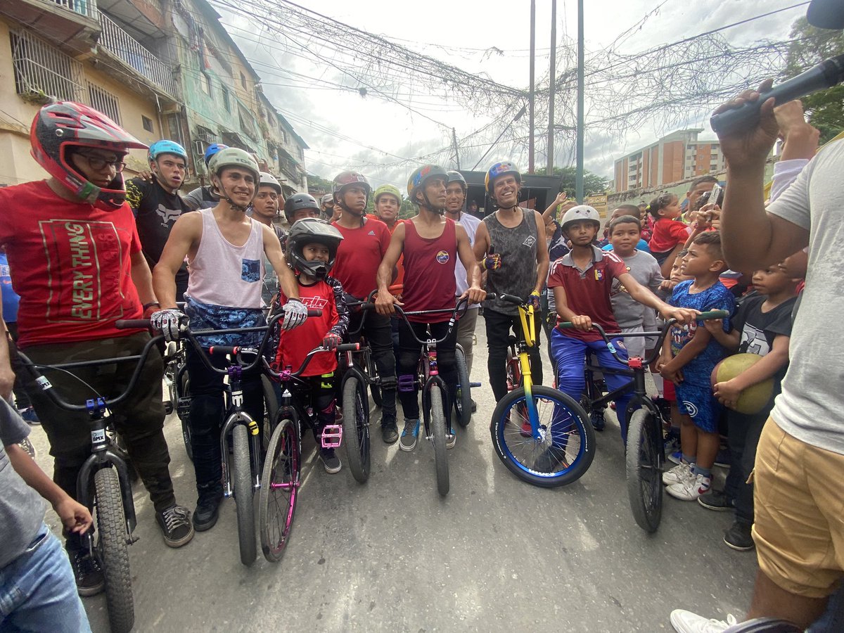Tarde olímpica en la cota 905 , <a href="/Danieldhers/">Daniel Dhers OLY 🇻🇪</a> y <a href="/robeilys_ruby/">Robeilys Peinado OLY 🦋</a> llevaron Alegría ,inspiración junto a atletas selección nacional