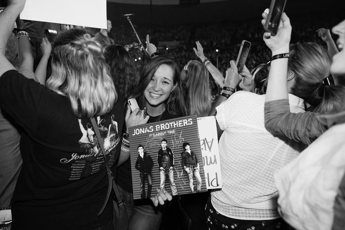 jonasbrothers's tweet photo. Best. Fans. In. The. World. https://t.co/eWlg3PD5li