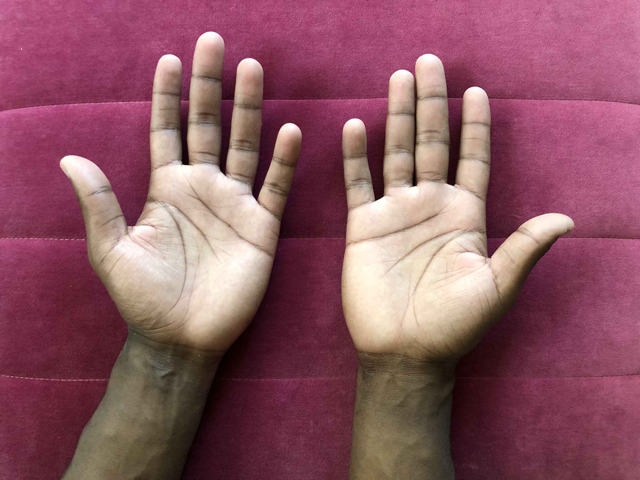 Vivi Devereaux - Các đường nét đôi tay: Với các tấm ảnh đầy mỹ thuật của Vivi Devereaux, bạn sẽ được ngắm nhìn các đường khắc sâu của đôi tay cô nàng tài năng này. Những bức ảnh này sẽ làm cho bạn đắm chìm trong thế giới của nghệ sĩ và cảm nhận được tình yêu và sự tâm huyết của họ với nghệ thuật.