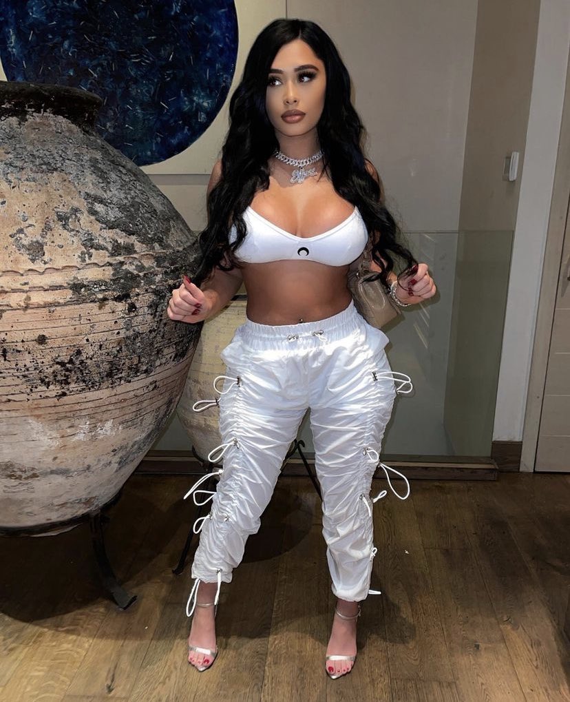 SFFOXX's tweet photo. Fun size on fleek with it slim thick petite with it 🥶 https://t.co/HlTDaAzybM