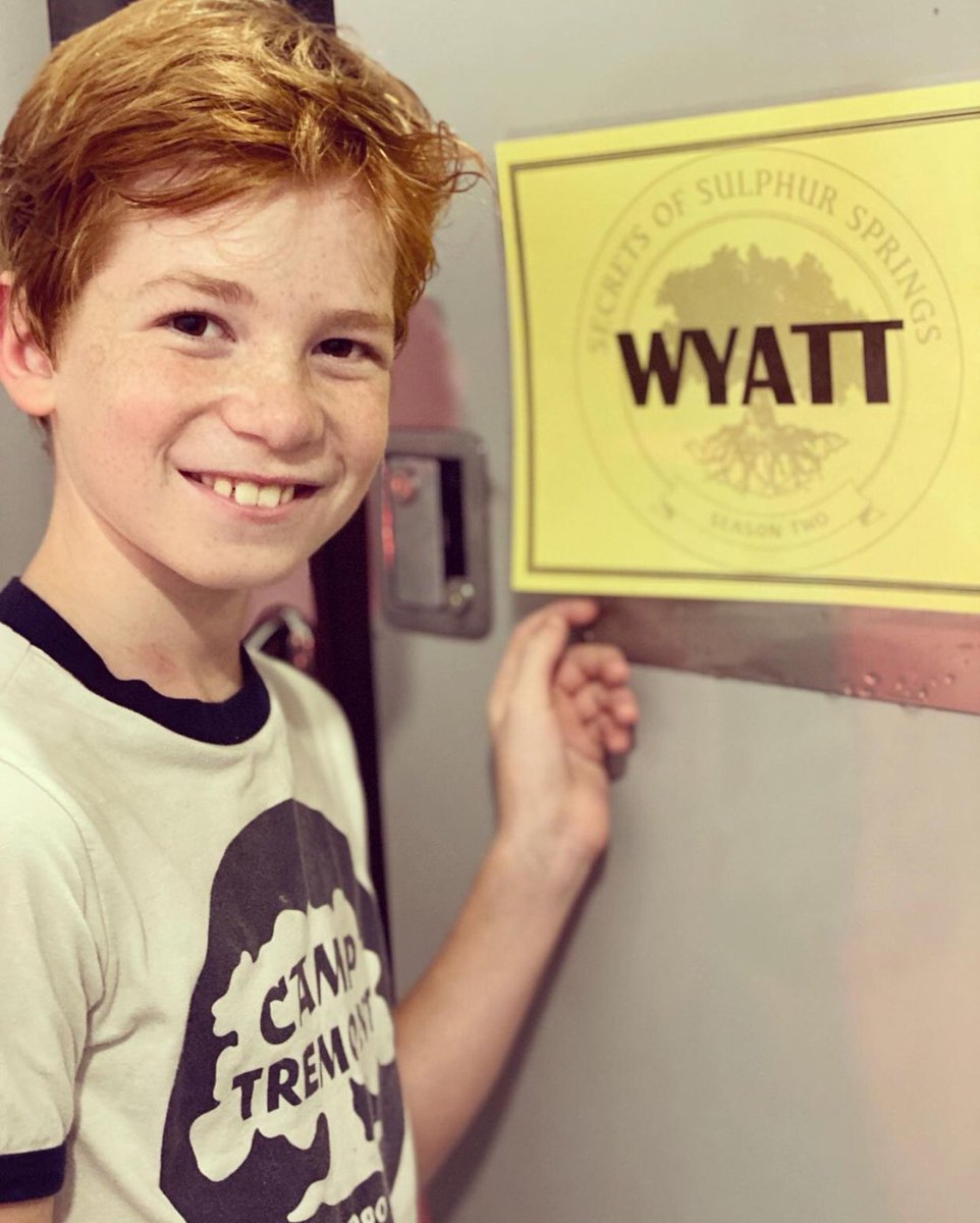 SulphurSpringBR's tweet image. Olha ele aí! 😎

Nosso Wyatt ( Landon Gordon ) postou uma foto em seu Instagram nos bastidores da segunda temporada de Segredos em Sulphur Springs, anciosos!? ❤️👻