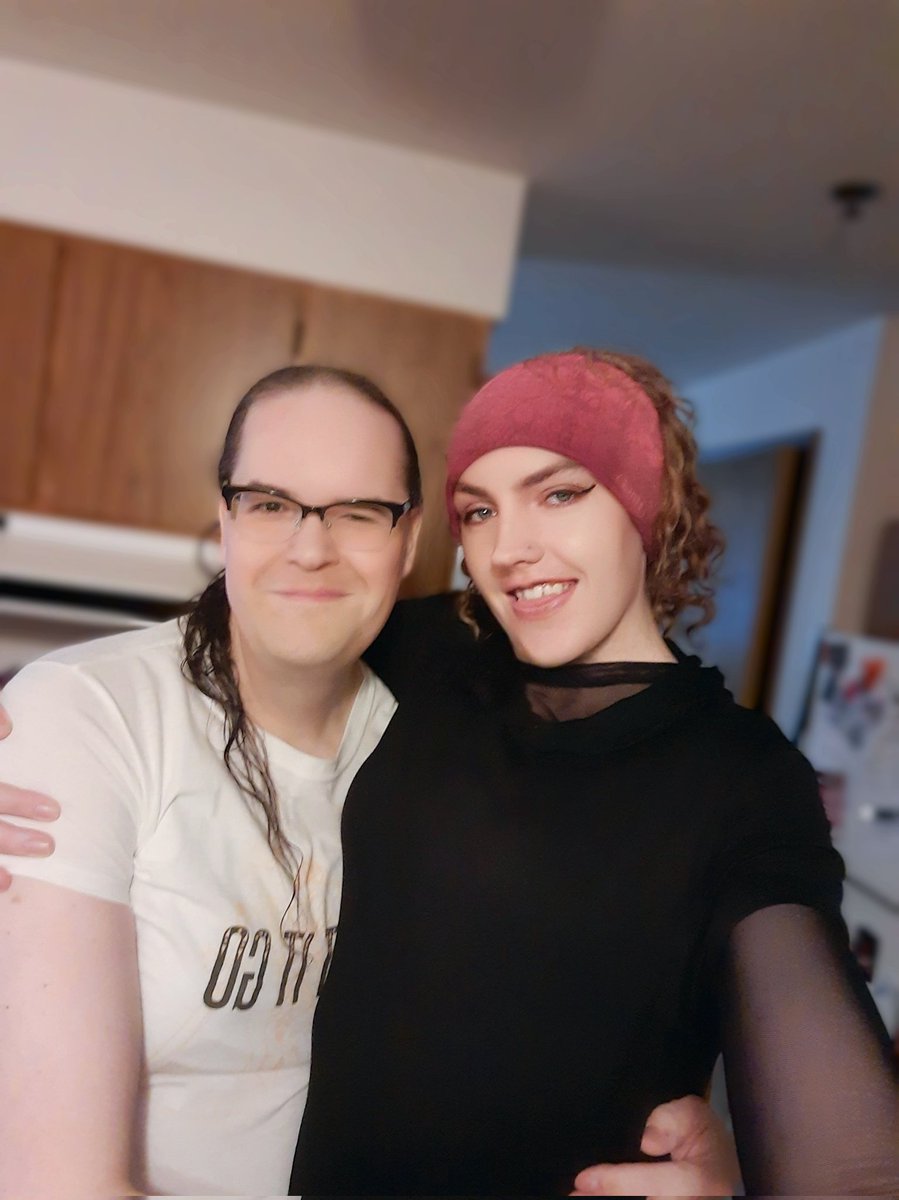 EmoTransChick's tweet photo. My fiancee and me 💜💜💜💜💜💜 https://t.co/4bZXXSRBY1