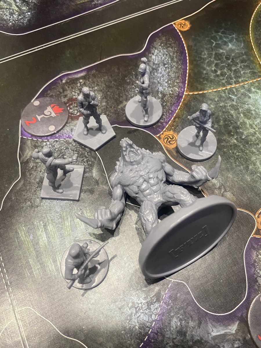 JuanGimenez's tweet photo. Menuda misión final a #FireTeamZero con Amy y @Poolerman21. Ganando bajo las peores condiciones posibles in extremis en una partida de más de 3 horas. Hemos disfrutado como niños ♥️ #boardgames #juegosdemesa https://t.co/YLN35PilV3