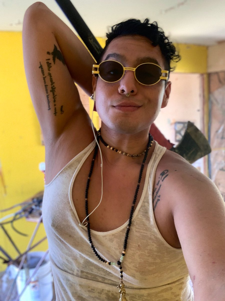 VuleBaby's tweet photo. Not me trying to use an axe 🪓 to look #masc4masc when we all know my and very 💅🏼 🤣😂🤣😂

Someone stop 🛑 me please 😂🤣🤣

Am I cute yet??? 🥺

#gayboyprobs #selfiesaturday https://t.co/U1YR3exIf4