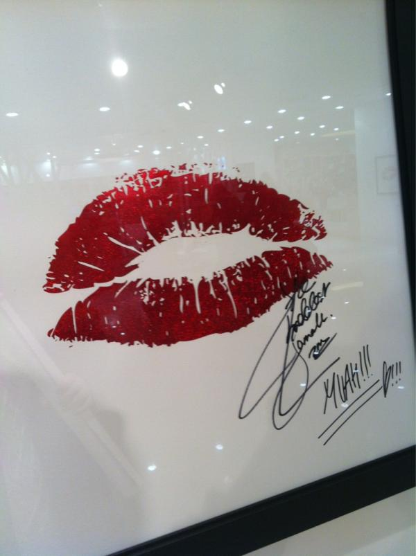 bomsoulmate's tweet photo. 2NE1 kiss display at ‘Kiss with YG Family’ exhibit (in order: CL, minzy, bom and dara) https://t.co/ns1OiIWFYq