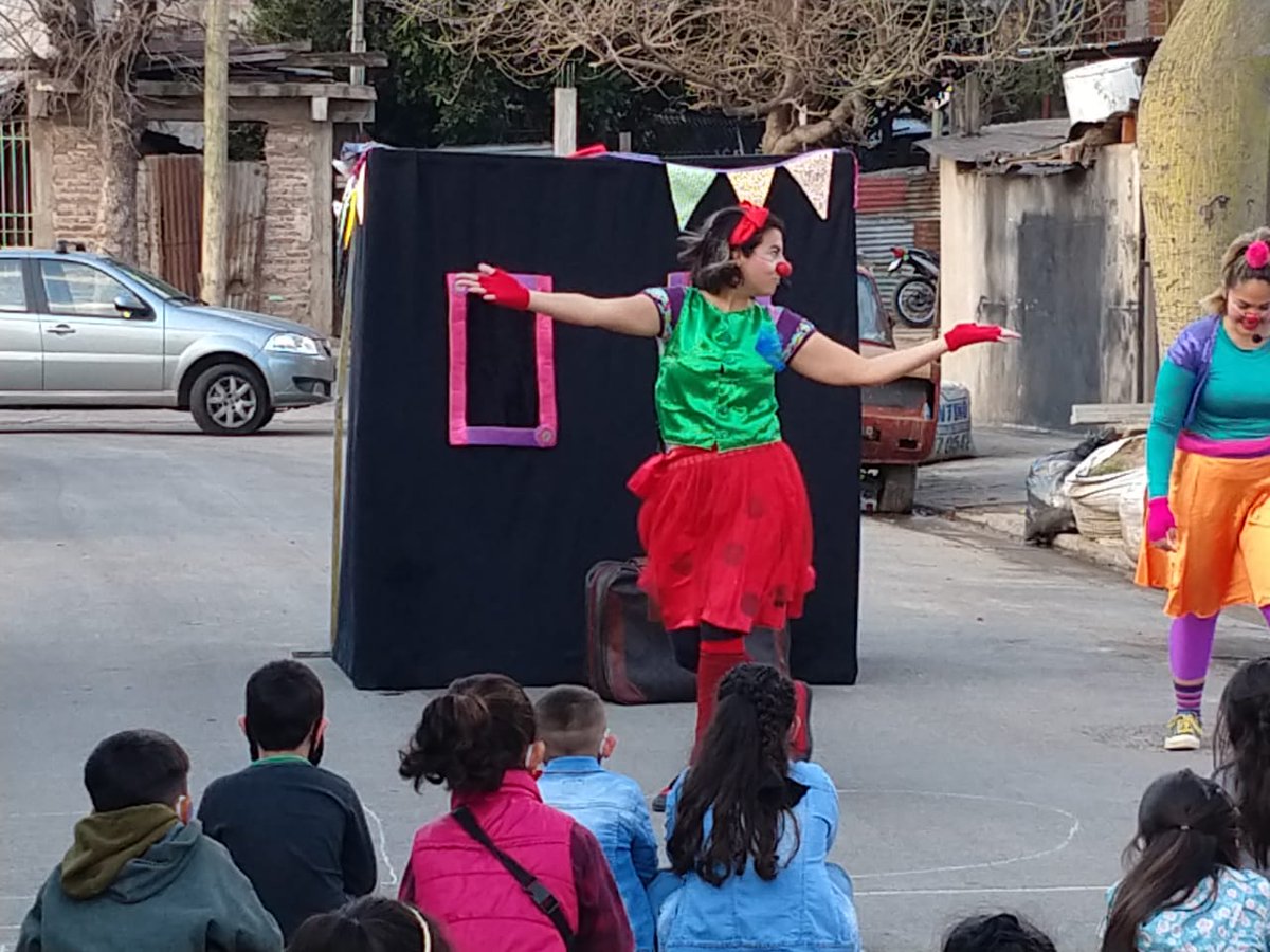LanusMayo's tweet photo. Hoy festejamos el Día Nacional de las Infancias junto a lxs chicxs de Escalada Oeste. 
Compartimos excelente teatro infantil, merienda elaborada con amor por el CFP de CTA y familias del barrio,  sonrisas, alegría. 
Mayo Lanús presente con la militancia y el compromiso de siempre https://t.co/QqKVQC2FhN