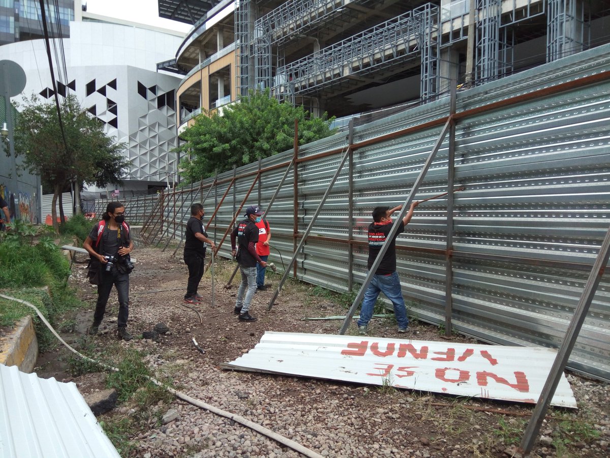 PueblodeXoco's tweet photo. Deseamos volver a caminar por Real de Mayorazgo, es nuestra calle principal, no nos resignaremos a perderla. El proyecto de Mítikah en complicidad con el @GobCDMX es convertirla en el vestíbulo de @liverpoolmexico y @palaciohierro https://t.co/AgRmDC8YQs