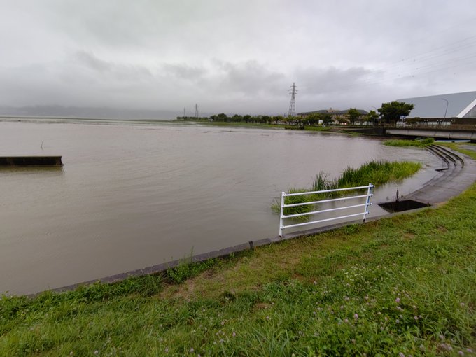 大雨 長野県諏訪市 諏訪湖が溢れて諏訪湖が拡大 ホテル前も諏訪湖になってる まとめダネ