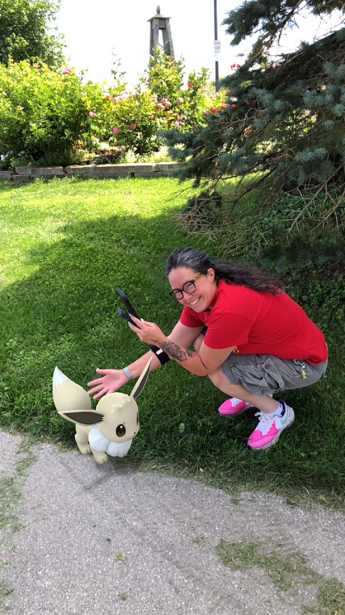 Pampering her Eevee
#PokemonGOCommunityDay