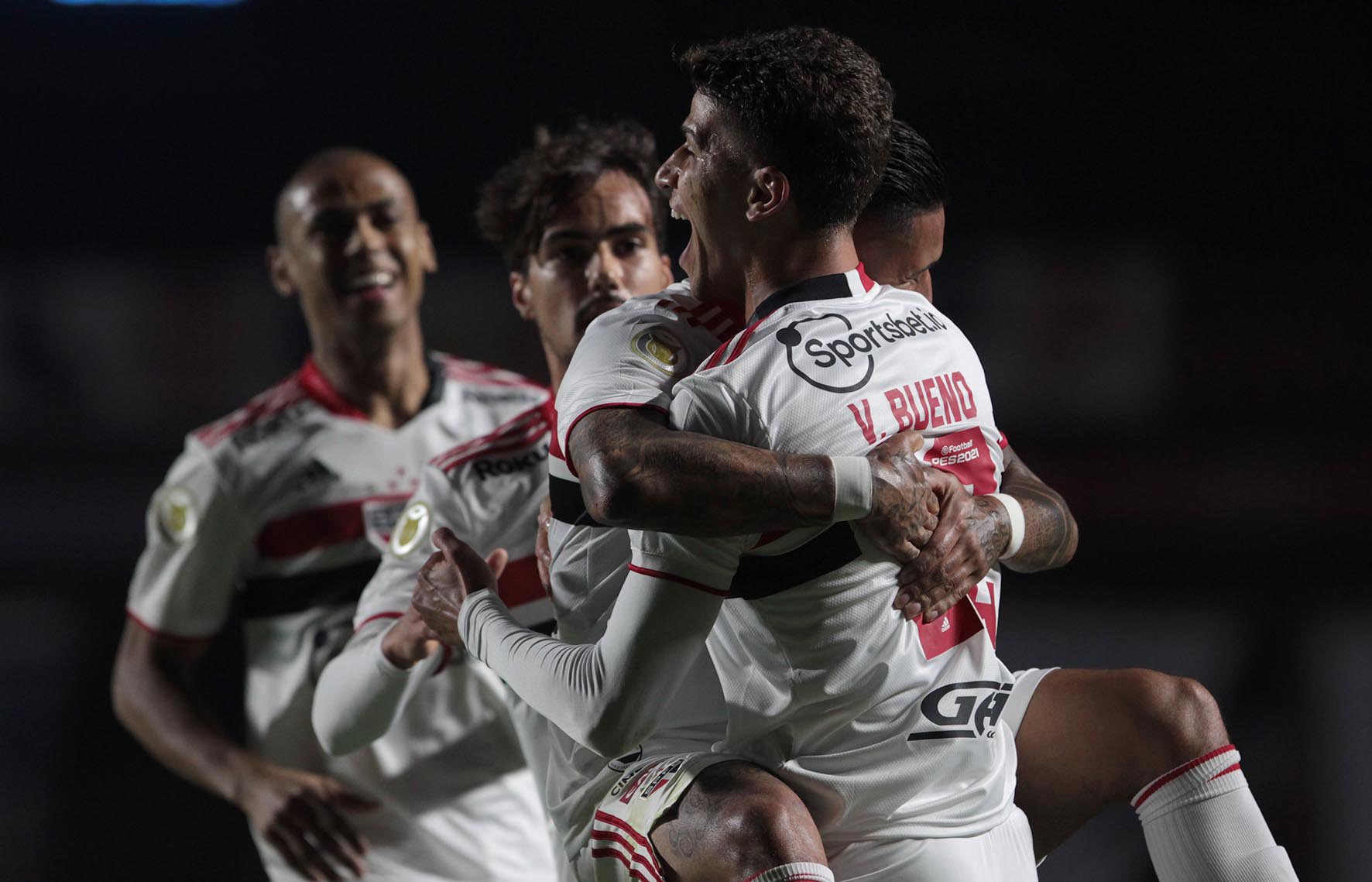Com gol no fim, São Paulo vence o Grêmio e respira na tabela do Brasileirão