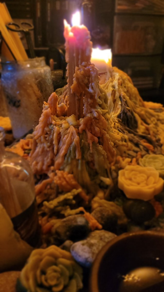 sweetheartpines's tweet photo. Day 6 of #tablecandle with a close up. Thank you for your support everyone. #candle #permaculture #witch #vibe #bees #organic #hemp #beeswax https://t.co/PCM4VdcmzN