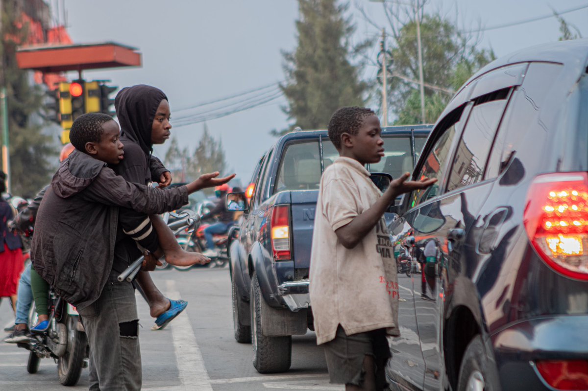 bensongolo27's tweet photo. #Goma
Ces trois enfants orphelins de père et mère suite à la guerre au #Kivu. Depuis plus de 4 ans vivent dans la rue et ils  préfèrent mendier que voler pour leur survie.
Crédit: @BenjaminSongolo https://t.co/qDtv1QQKVI