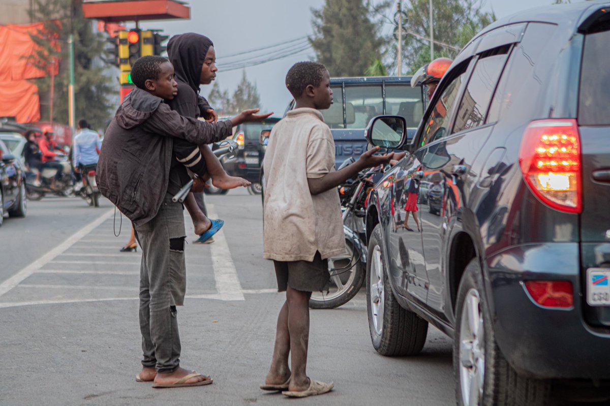 bensongolo27's tweet photo. #Goma
Ces trois enfants orphelins de père et mère suite à la guerre au #Kivu. Depuis plus de 4 ans vivent dans la rue et ils  préfèrent mendier que voler pour leur survie.
Crédit: @BenjaminSongolo https://t.co/qDtv1QQKVI