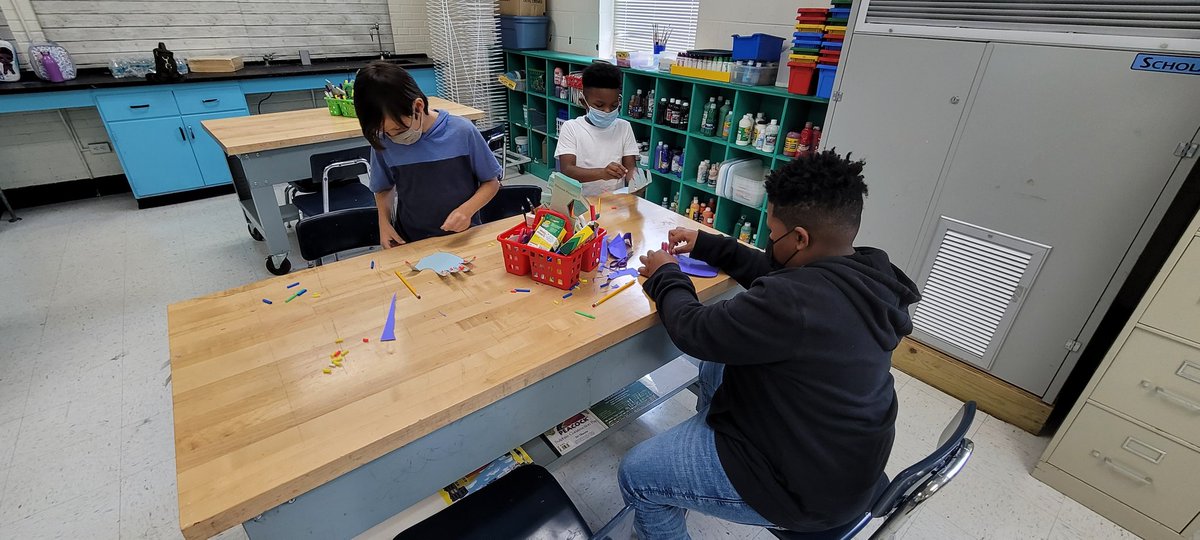 TeachWatkins's tweet photo. Grade 3 loved Art today and their mechanical hands! @EMRollinsSTEAM1 https://t.co/IdVS2VIx4C