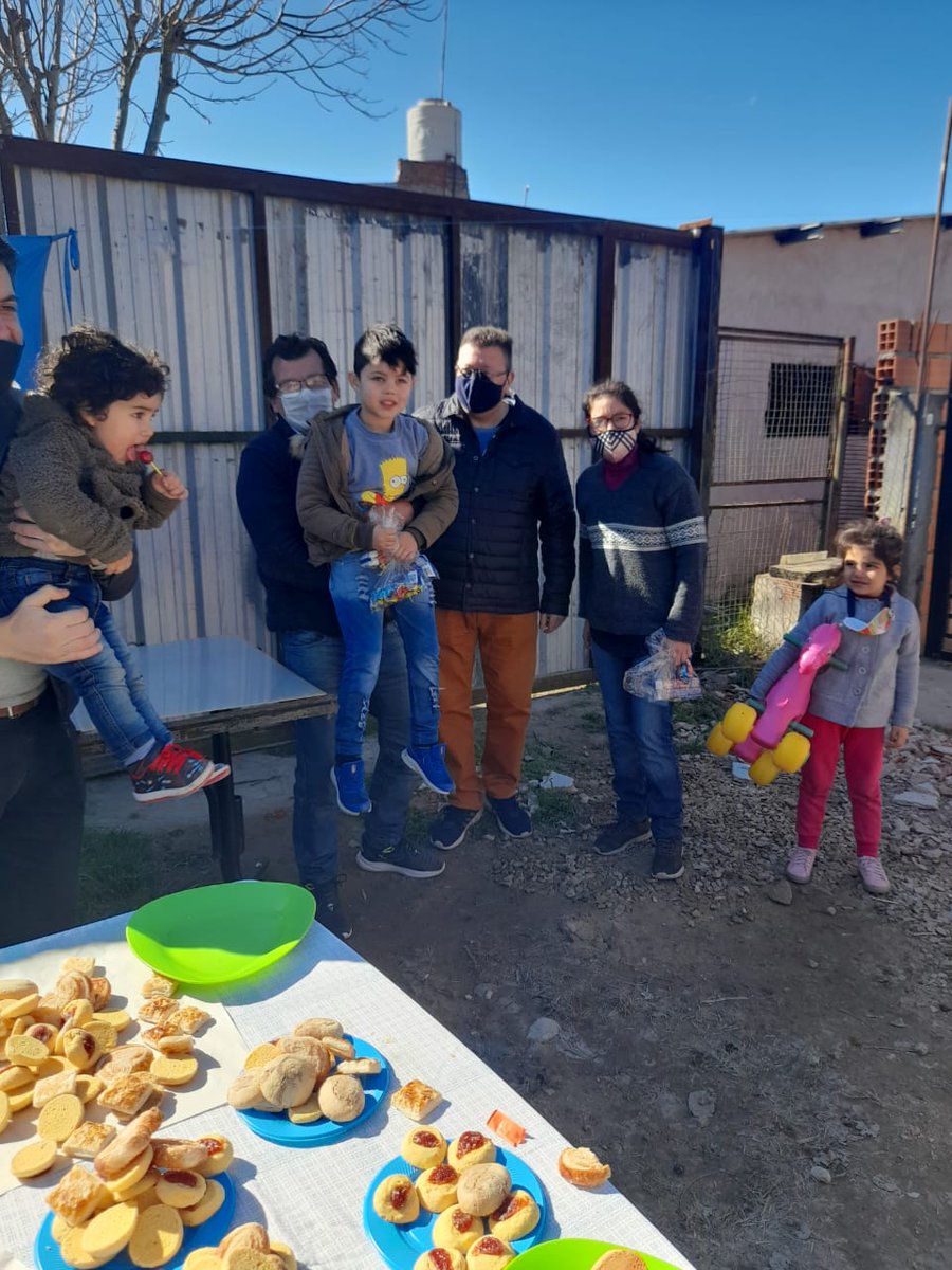 osquimdq64's tweet photo. En eldia de hoy desde CREAR BARRIOS realizamos  la fiesta del día del niño,con una chocolatada, con y entrega de juguetes a todos los chicos, hoy en estos días  tan difícil  para nuestros chicos pudimos estar presente 
Gracias a todos los que colaboraron https://t.co/gxLUQ8s1EB