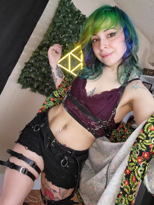 stream timee!! come hang out 🥰💕 https://t.co/ET798X7IAB https://t.co/3G8y4kQnku
