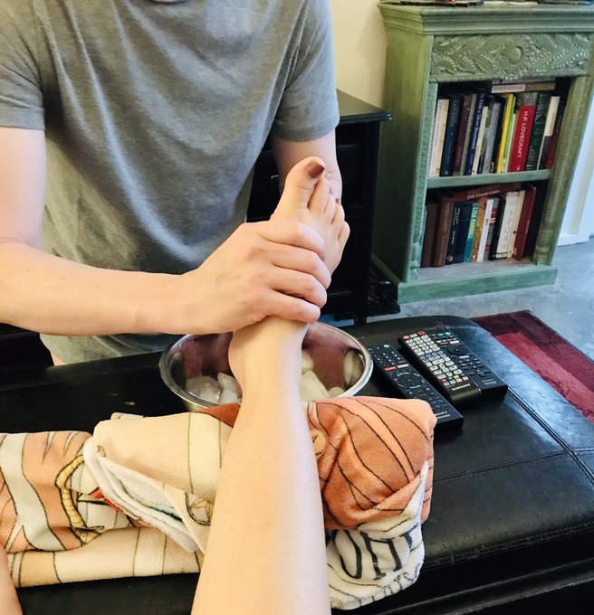 It&rsquo;s been so hot 🥵 Here&rsquo;s my sweet pet cooling me off with an icy foot massage. Don&rsquo;t you wish you were<a href="/tag/latex"class="tags"><span>#latex</span></a>