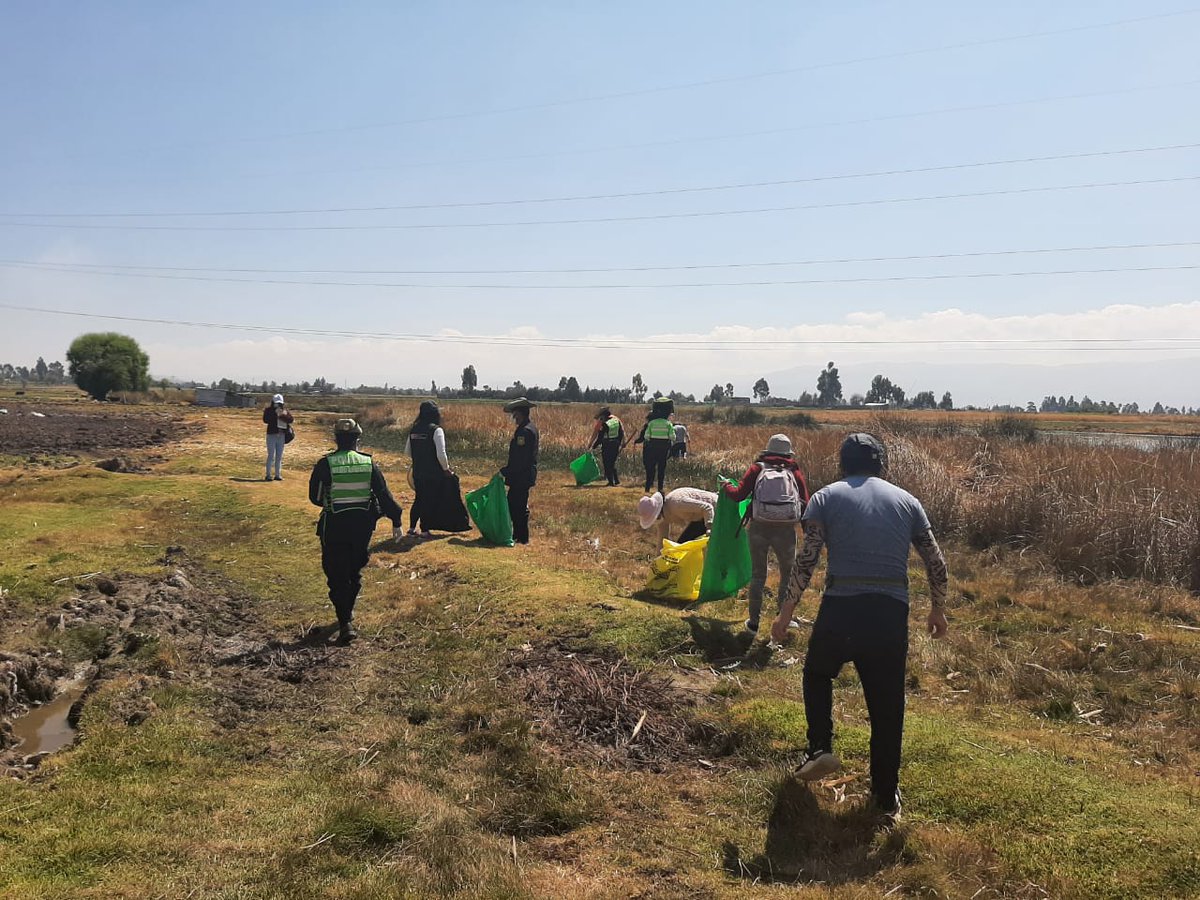 #Junín 📸 | Efectivos policiales en coordinación con autoridades locales y pobladores limpiaron el Humedal Pucush Uclo. Se extrajo un aproximado de 3 toneladas de residuos que fueron clasificados en orgánicos, inorgánicos y peligrosos. #PolicíaDelBicentenario