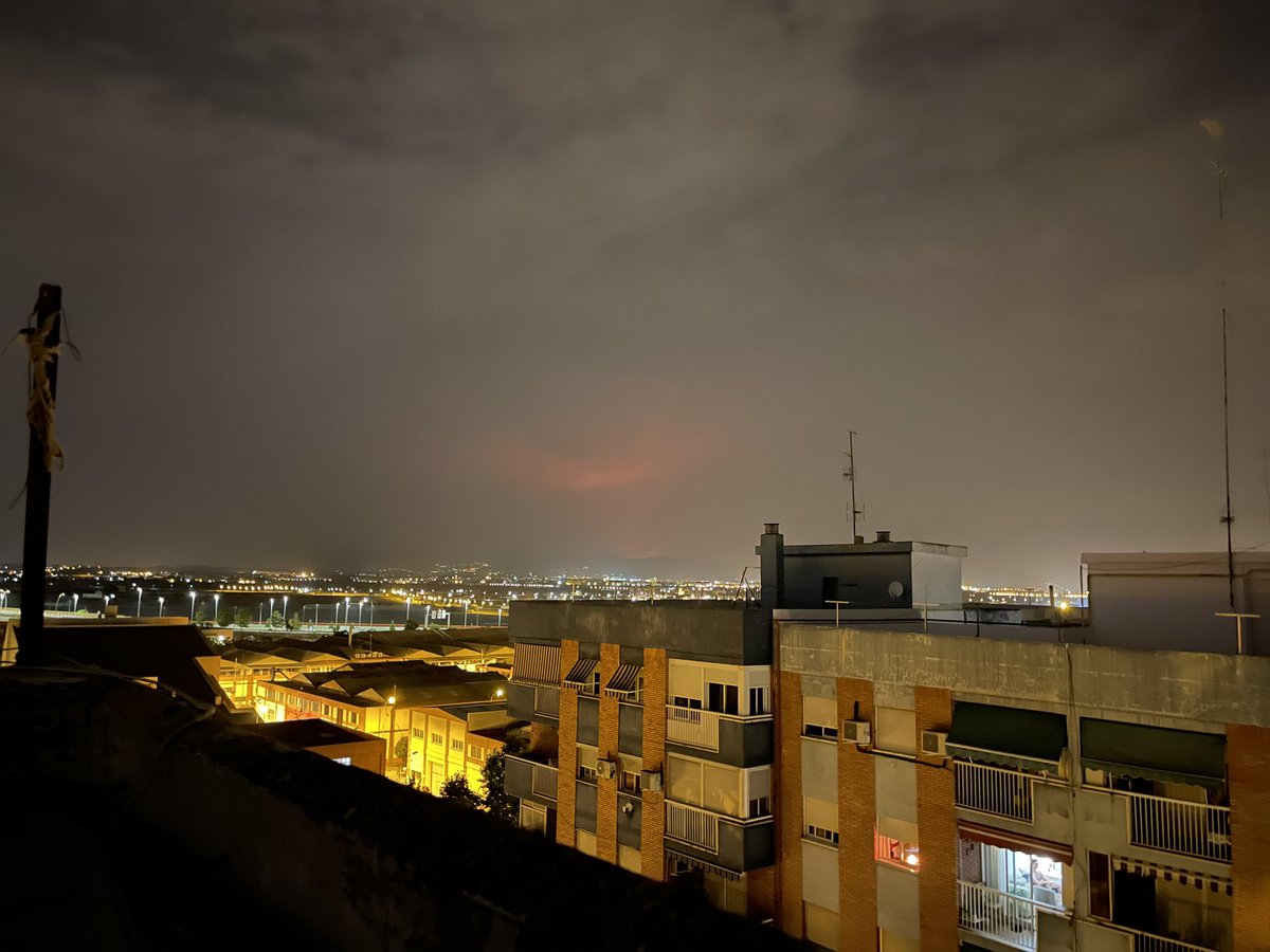 Valencia_WX's tweet photo. #IFAzuébar Resplandor desde #Valencia #Benicalap foto de @mrchrisr_ https://t.co/F0Lf0szZPJ