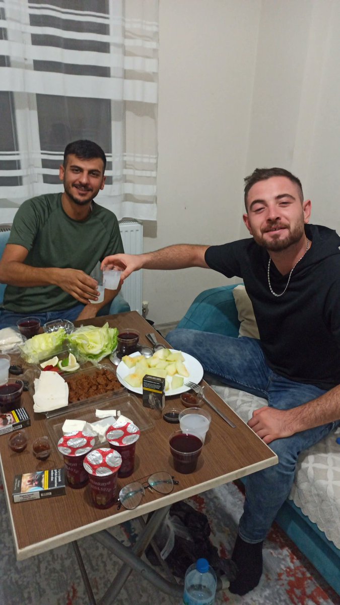 Rakı dost ister sohbet ister en önemlisi de karşında bı adam isterde ister